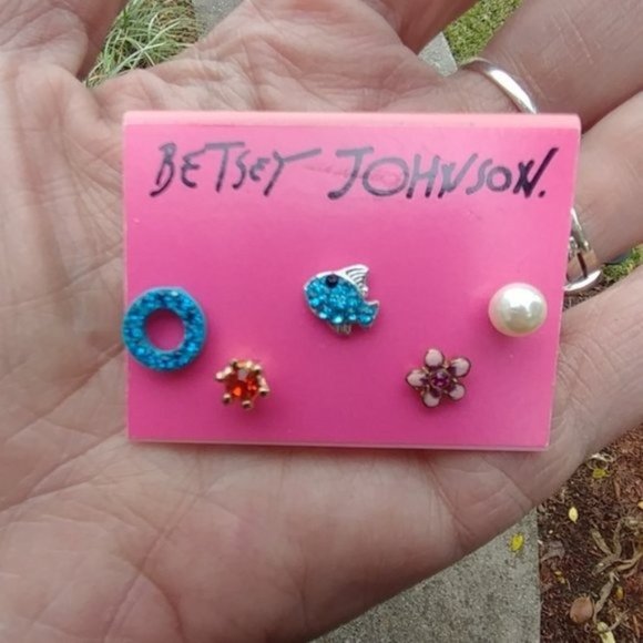 New/Vintage/Y2K Genuine 5 Betsey Johnson Stud Earrings - Picture 1 of 8